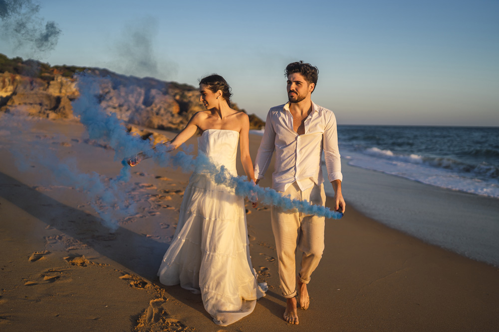 picture-beautiful-couple-posing-with-blue-smoke-bomb-beach